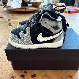 Toddler Jordan 1 SE TD in black/university red/ white